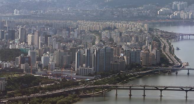 송파구 롯데월드타워 서울스카이에서 바라본 강남구 아파트 단지. /뉴스1