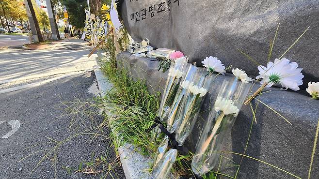 학교 앞에 놓인 헌화 국화꽃. 김영태 기자