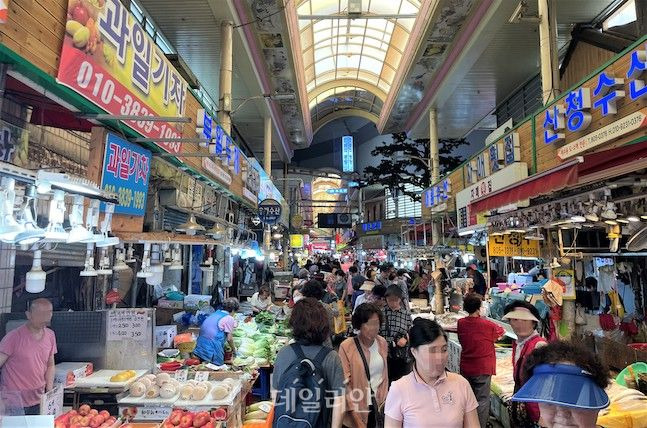 한국농수산식품유통공사가 올해 추석 성수품 및 선물세트 구매의향 조사 결과를 발표했다. 사진은 추석 대목을 앞둔 재래시장 모습. ⓒ한국농수산식품유통공사