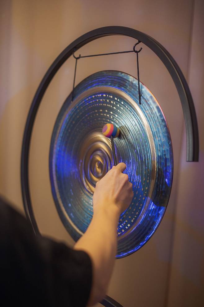 지난달 29일 서울 성북구에 있는 웰니스센터 ‘숲의 그림자’에서 사운드 테라피스트 박설아(37)씨가 맬릿(말렛)으로 ‘공’을 문질러 소리를 내고 있다. 스튜디오 어댑터 염서정