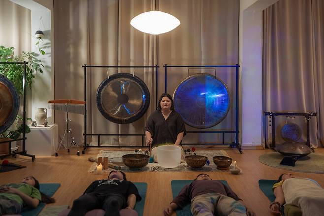 수련자들이 누워서 ‘크리스털 싱잉볼’ 소리를 듣고 있다. 스튜디오 어댑터 염서정