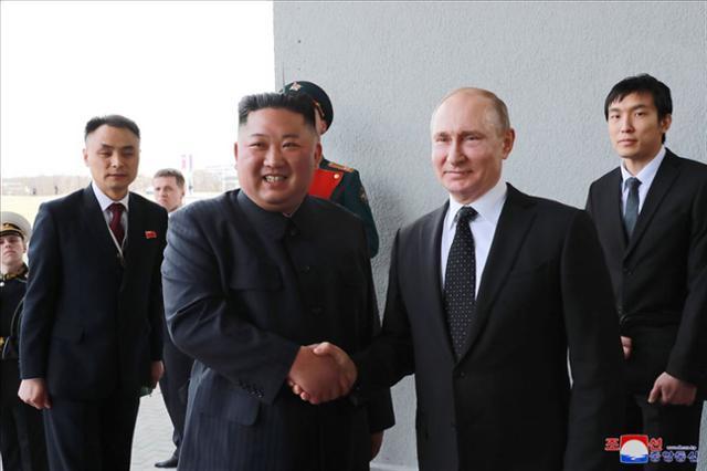 2019년 4월 25일 러시아 블라디보스토크 극동연방대에서 김정은(앞줄 왼쪽) 북한 국무위원장과 블라디미르 푸틴(오른쪽) 러시아 대통령이 만나 악수하고 있다. 조선중앙통신 연합뉴스