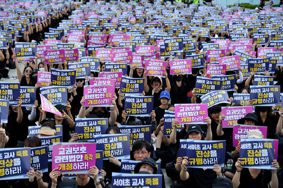 지난 4일 오후 광주 동구 5·18민주광장에서 광주지역 교사 3500여명이 참석한 가운데 '9·4공교육 멈춤의 날-서이초 교사 추모집회'가 열리고 있다. 2023.09.04. [사진=뉴시스]