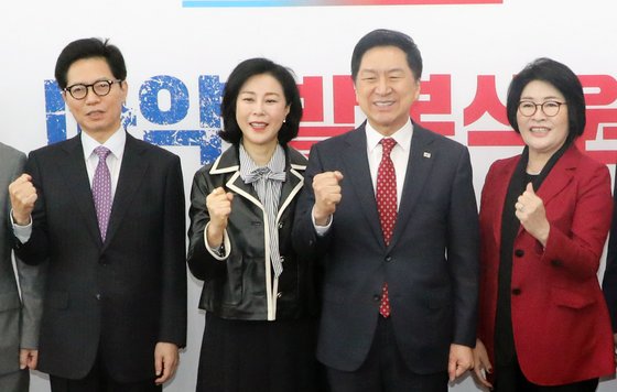 김기현 국민의힘 대표가 지난 4월 17일 오전 서울 여의도 국회에서 열린 주요당직자 임명장 수여식에서 신임 위원장들과 파이팅을 외치고 있다.  왼쪽부터 황정근 중앙윤리위원장, 신의진 당무감사위원장, 김 대표, 손인춘 여성위원장. 뉴스1