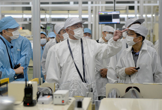 Chung, center, inspects Hyundai's battery plant in Karawang Regency, Indonesia. [HYUNDAI MOTOR]