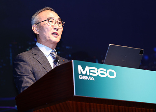 Kim Young-shub, the newly appointed CEO of KT, delivers a keynote speech at this year’s Mobile 360 Asia Pacific conference on Sep. 7. [Photo by Yonhap]