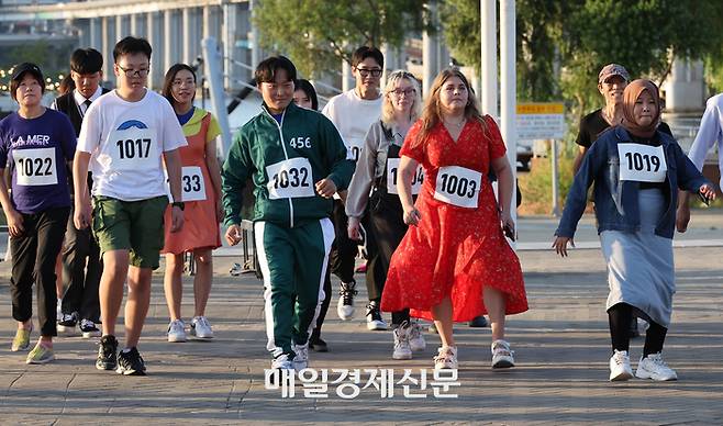 서울관광재단이 오는 8일 개막식을 시작으로 30일까지 23일간 반포한강공원 세빛섬 일대에서 한강 K-콘텐츠 페스티벌, ‘폼나는 한강’을 개최한다고 4일 밝혔다. 이번 페스티벌은 한강 수변 지역의 관광을 활성화하기 위해 기획됐다.

기간 내 반포한강공원 세빛섬 일대에는 K-콘텐츠의 상징적인 조형물 3개가 전시된다. 세빛섬 바로 앞 한강 위에는 드라마 ‘이상한 변호사 우영우’에 등장한 혹등고래 조형물이 전시된다. 고래 조형물은 가로 16.5m, 세로 25m로 실제 크기와 같다. 마치 살아있는 고래와 같이 매일 저녁 6시에서 9시 사이에는 30분 간격으로 지느러미와 꼬리가 움직인다. 울음소리와 함께 물도 뿜는다. 세빛섬 앞 반포한강공원 일대에는 넷플릭스 시리즈 ‘오징어 게임’ 1단계 게임에 등장했던 4m 크기의 술래로봇 ‘영희’가 전시된다. ‘영희’ 맞은편 위치에는 새로운 한류의 한 축인 K-웹툰 ‘유미의 세포들’ 중 ‘이성세포’ 조형물이 영희와 같은 크기로 구현된다.2023.09.08[이충우기자]