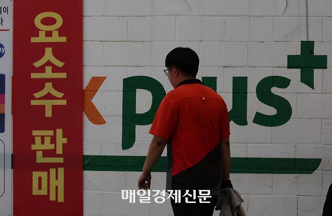 중국이 자국 내 비료 생산업체 일부에 요소 수출 중지를 요청했다는 보도가 나왔다. 중국의 요소 수출 중지가 현실화할 경우, 2021년 중국의 요소 수출 중단 때처럼 국내에서 또다시 요소수 품귀 현상이 재발하는 게 아니냐는 우려가 나온다.
중국 당국이 국내 요소 가격이 급등하자 일부 비료 생산업체들에게 요소 수출 중단을 요청했다고 블룸버그 통신이 7일 보도했다. 통신은 관련 사정에 밝은 소식통을 인용해 이미 중국 대형 비료 생산업체 일부가 이달 초부터 새로운 수출 계약을 체결하지 않고 있다고도 전했다. 앞서 중국 최대 요소 생산 수출 업체 중눙그룹(CNAMPGC)은 지난 2일 “최근 국내에서 요소 가격 상승이 나타나고 있다”며 중국내 공급을 뒷받침하고 가격을 안정적인 수준으로 유지하기 위해 수출 선적을 줄일 것이라고 공개적으로 발표한 바 있다.
사진은 8일 서울시내 한 주요소 너2023.09.08[이충우기자]