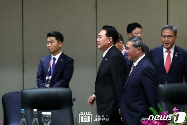 (서울=뉴스1) 오대일 기자 = 윤석열 대통령이 7일(현지시간) 자카르타 컨벤션센터에서 열린 한중 회담에서 리창 중국 총리와 나란히 입장하고 있다. (대통령실 홈페이지) 2023.9.7/뉴스1 Copyright (C) 뉴스1. All rights reserved. 무단 전재 및 재배포 금지.