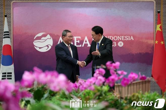 (서울=뉴스1) 오대일 기자 = 윤석열 대통령이 7일(현지시간) 자카르타 컨벤션센터에서 열린 한중 회담에서 리창 중국 총리와 기념촬영을 하고 있다. (대통령실 홈페이지) 2023.9.7/뉴스1 Copyright (C) 뉴스1. All rights reserved. 무단 전재 및 재배포 금지.