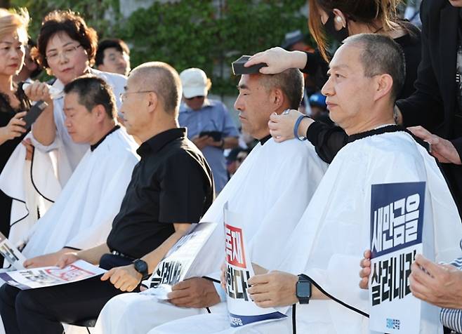 사진은 더불어민주당 김성주, 윤준병 의원 등이 지난 7일 서울 여의도 국회 본청 앞 계단에서 열린 '윤석열정부 새만금 SOC 예산 삭감 규탄대회'에서 삭발을 하고 있는 모습.  /사진=뉴시스