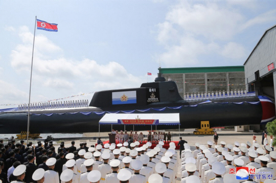 지난 6일 열린 북한의 첫 전술핵공격잠수함 ‘김군옥영웅함’ 진수식 모습. 조선중앙통신 연합뉴스