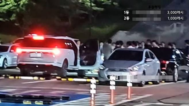 [서울=뉴시스]지난 7일 유튜버 A씨와 B씨는 라이브 방송을 통해 조직 행사가 벌어지고 있던 수원월드컵경기장 웨딩홀을 찾아갔다가 폭행 당하는 영상을 송출했다. (사진=유튜버 A 라이브 영상 캡처) 2023.09.08 photo@newsis.com *재판매 및 DB 금지