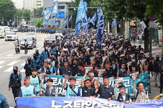 [서울=뉴시스] 조성봉 기자= 12일 오후 서울 용산구 이촌역 인근에서  ‘노동·민생·민주·평화 파괴, 윤석열 정권 퇴진' 민주노총 금속노조 총파업대회를 마친 참가자들이 대통령 집무실 방향으로 행진하고 있다.(공동취재사진) 2023.07.12. photo@newsis.com