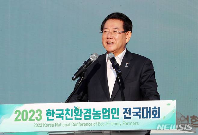 [해남=뉴시스] 이창우 기자=김영록 전남도지사가 8일 오후 해남 우슬경기장에서 열린 '2023 한국친환경농업인 전국대회'에서 환영사를 하고 있다.  (사진=전남도 제공) 2023.09.08. photo@newsis.com *재판매 및 DB 금지