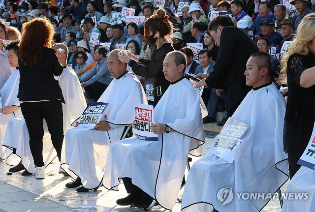 ▲국회 본청 앞 계단에서 7일 열린 새만금 SOC 예산 삭감 규탄대회에서 더불어민주당 전북 출신 의원들이 삭발했다. ⓒ연합뉴스