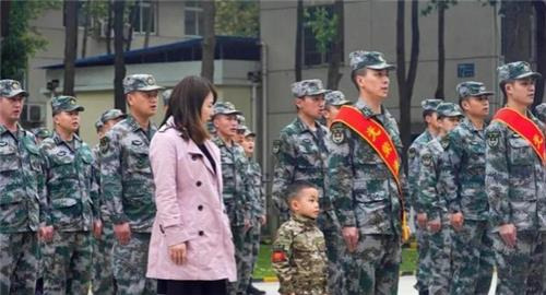 자녀와 함께 행사에 참석한 중국 군인 [왕이신문 캡처. 재판매 및 DB 금지]