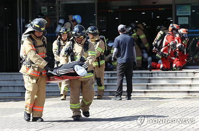 인파 밀집 사고 대응 훈련 나선 소방관들 (서울=연합뉴스) 김성민 기자 = 소방관들이 7일 오후 송파구 올림픽공원에서 열린 '재난대응 안전한국훈련'에서 인파 밀집 사고 대응 훈련을 하고 있다. 서울시와 송파구가 주관한 이날 훈련은 인파 밀집 사고 상황에 대비해 실시됐다. 2023.9.7 ksm7976@yna.co.kr