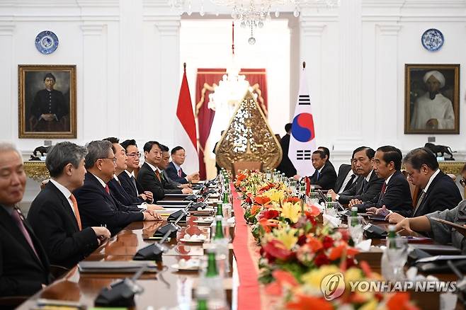 윤석열 대통령, 한·인니 확대정상회담 (자카르타=연합뉴스) 임헌정 기자 = 윤석열 대통령이 8일(현지시간) 자카르타 대통령궁에서 조코 위도도 인도네시아 대통령과 한·인도네시아 확대정상회담을 하고 있다.   2023.9.8  [공동취재] kane@yna.co.kr