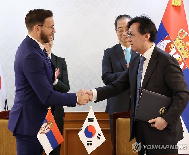 한·세르비아 투자 증진과 보호에 관한 협정 서명 (서울=연합뉴스) 황광모 기자 = 장호진 외교부 1차관과 네마냐 그르비치 주한 세르비아 대사가 8일 오전 서울 종로구 정부서울청사에서 한덕수 국무총리와 아나 브르나비치 세르비아 총리가 지켜보는 가운데 한국과 세르비아 정부 간의 투자 증진과 보호에 관한 협정서에 서명 후 악수하고 있다. 2023.9.8 hkmpooh@yna.co.kr