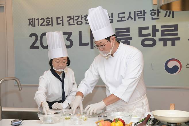 나트륨·당류 저감요리 시연하는 오유경 식약처장 (서울=연합뉴스) 8일 송파구 배민아카데미 서울센터에서 열린 '제12회 나트륨·당류 줄인 요리대회' 시연 행사에서 오유경 식품의약품안전처장이 요리를 하고 있다. 2023.9.8 [식약처 제공. 재판매 및 DB 금지]