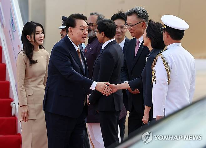 환영 인사와 악수하는 윤석열 대통령 내외 (뉴델리=연합뉴스) 진성철 기자 = 윤석열 대통령과 김건희 여사가 8일(현지시간) 인도 뉴델리 팔람 공군공항에 도착해 환영 인사와 악수를 나누고 있다. 2023.9.8 zjin@yna.co.kr