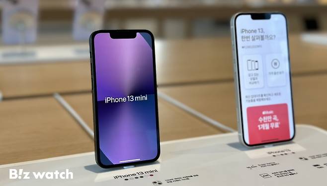 신제품 아이폰 출시를 앞두고 이통 3사가 아이폰13 미니 등 구형 스마트폰에 대한 공시지원금을 일제히 인상했다. 사진은 지난 7일 명동 애플매장의 모습./사진=이명근 기자 qwe123@