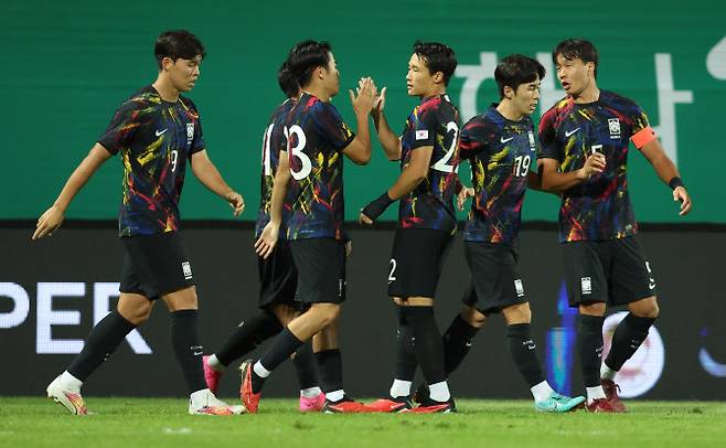 9일 오후 창원축구센터에서 열린 2024 아시아축구연맹(AFC) 23세 이하(U-23) 아시안컵 예선 B조 2차전 대한민국과 키르기스스탄 경기.선제골을 넣은 홍윤상(23번)이 동료와 기뻐하고 있다. 사진=연합뉴스