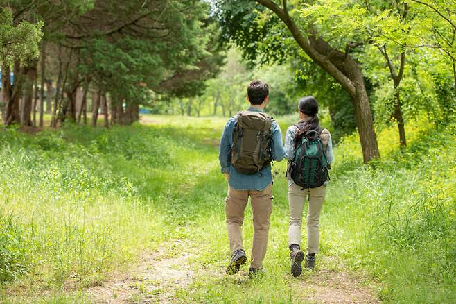 가파른 산의 등산이 예정되어 있을 경우 고혈압 환자는 심장병 유무를 살펴 무리한 산행은 피하는 게 좋다. [사진=클립아트코리아]