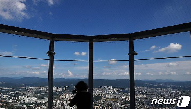 5일 서울 송파구 롯데월드타워 서울스카이에서 바라본 청명한 가을하늘이 그림같은 풍경을 보이고 있다. 기상청은 주말까지 전국적으로 맑은 날씨를 보이겠다고 밝혔다. 2023.9.5/뉴스1 ⓒ News1 박세연 기자