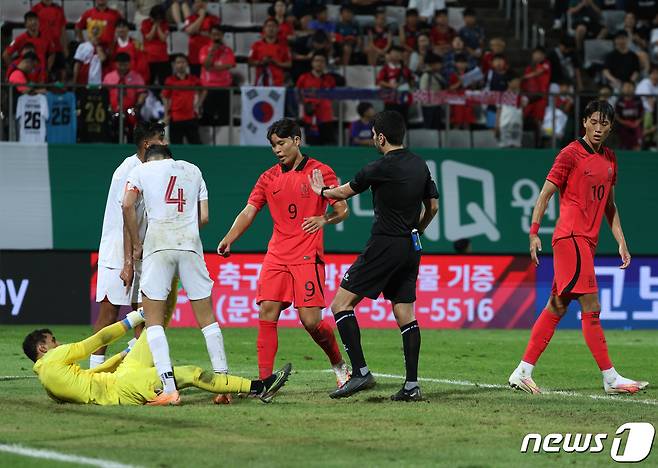 6일 오후 경남 창원시 창원축구센터에서 열린 아시아축구연맹(AFC) 23세 이하(U23) 아시안컵 예선 B조 조별리그 대한민국과 카타르의 경기에서 김신진이 상대 골키퍼의 시간 지연에 항의하고 있다. 2023.9.6/뉴스1 ⓒ News1 신웅수 기자