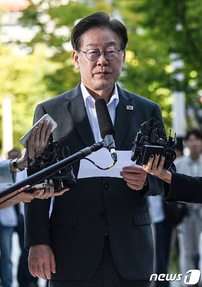 이재명 더불어민주당 대표가 쌍방울그룹 대북송금 의혹과 관련 조사를 받기 위해 9일 오전 경기 수원시 영통구 수원지방검찰청에 출석하며 입장문을 읽고 있다. 성남FC 의혹으로 한 차례, 위례·대장동 의혹으로 두 차례 소환 조사를 받은 데 이어 올해만 5번째 검찰 출석이다. (공동취재) 2023.9.9/뉴스1 ⓒ News1 김영운 기자