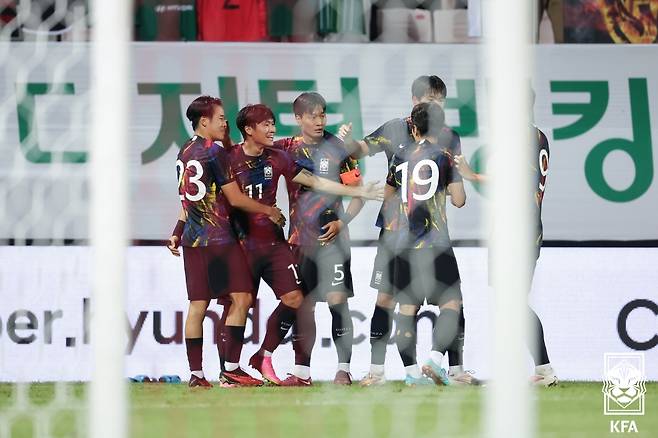 9일 오후 경남 창원시 창원축구센터에서 열린 아시아축구연맹(AFC) 23세 이하(U23) 아시안컵 예선 B조 조별리그 키르기스스탄과 대한민국의 경기에서 전반 정상빈의 도움에 선제골을 넣은 홍윤상이 동료들과 기쁨을 나누고 있다. (대한축구협회 제공) 2023.9.9/뉴스1