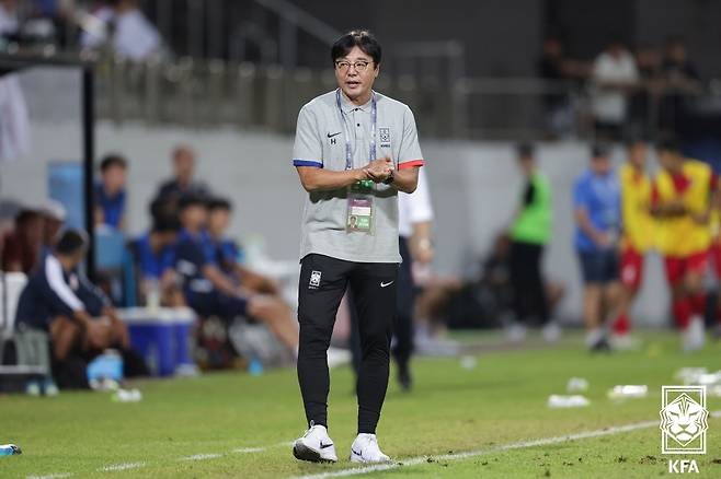 9일 오후 경남 창원시 창원축구센터에서 열린 아시아축구연맹(AFC) 23세 이하(U23) 아시안컵 예선 B조 조별리그 키르기스스탄과 대한민국의 경기에서 황선홍 감독이 선수들 움직임을 살피고 있다. (대한축구협회 제공) 2023.9.9/뉴스1