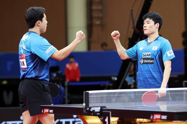 9일 오전 강원도 평창돔체육관에서 열린 '제26회 국제탁구연맹(ITTF)-아시아탁구연합(ATTU) 평창아시아탁구선수권대회' 남자 복식 4강전에 출전한 장우진-임종훈 조. 사진┃평창아시아탁구선수권대회 조직위원회