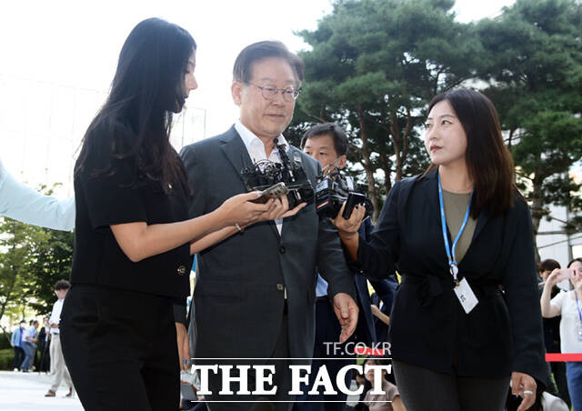 이재명 더불어민주당 대표가 9일 오전 경기도 수원 영통구 수원지방검찰청에 쌍방울 그룹 대북송금 의혹과 관련 피의자 신분으로 출석하며 입장을 밝히고 있다. /이새롬 기자