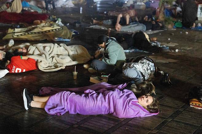 9일(현지 시각) 모로코 마라케시 주민들이 전날 발생한 지진으로 광장에 대피해 있다./AFP 연합뉴스