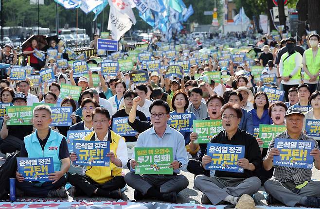 이상규 전 진보당 상임대표(왼쪽부터)와 배진교 정의당 원내대표, 더불어민주당 박광온 원내대표, 우원식 의원이 9일 오후 서울 세종대로에서 열린 '일본 방사성 오염수 해양투기 중단 3차 범국민대회'에서 일본 방사성 오염수 해양투기저지 공동행동 회원들과 함께 구호를 외치고 있다./뉴스1