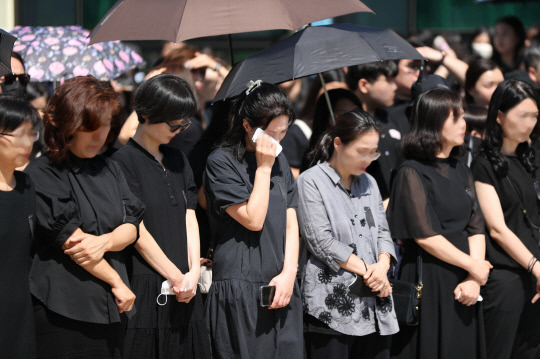 수년간 학부모들로부터 악성민원에 시달리다 극단적 선택을 한 대전 초등학교 교사의 발인이 거행된 9일 오전 교사가 생전 근무했던 초등학교에서 추모객들이 눈물을 흘리고 있다. 사진=김영태 기자