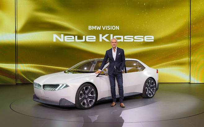 IAA에서 콘셉트카 ‘노이어 클라쎄’를 공개하는 올리브 집세 BMW CEO. 뉴스1