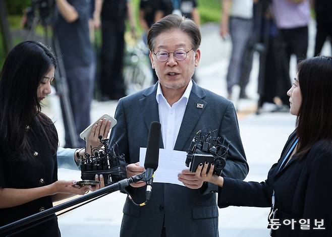 이재명 더불어민주당 대표가 수원지방검찰청 입구에 마련된 포토라인에서 성명서를 읽고 있다. 박형기 기자 oneshot@donga.com