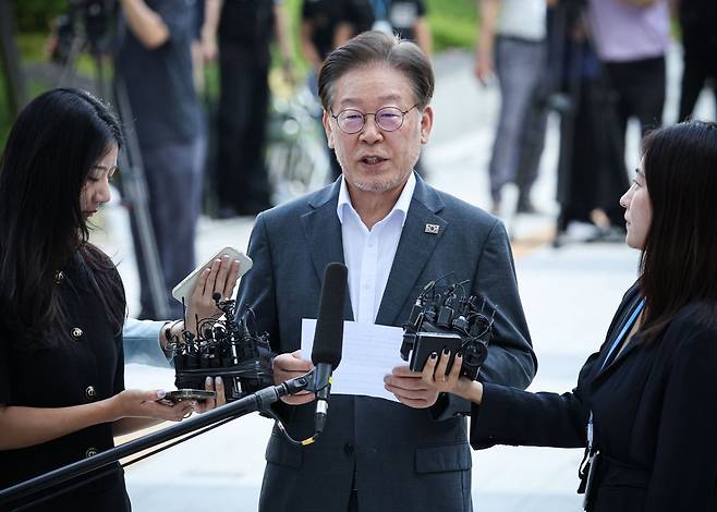 이재명 더불어민주당 대표가 수원지방검찰청 입구에 마련된 포토라인에서 성명서를 읽고 있다. 박형기 기자 oneshot@donga.com