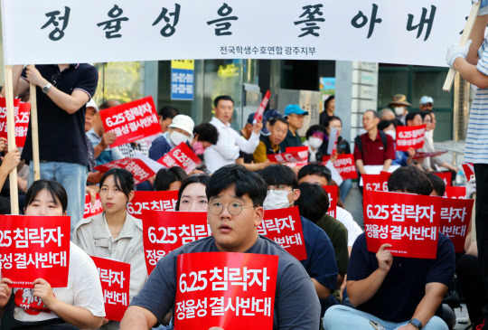 9일 오후 광주 동구 충장로에서 전국학생수호연합 광주지부 회원들이 광주시의 '정율성 역사공원 조성사업' 철회를 촉구하는 집회를 하고 있다.  연합뉴스