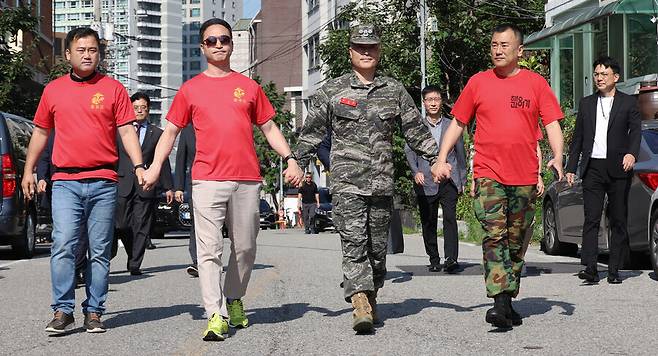 항명 혐의로 입건된 박정훈 전 해병대 수사단장(대령)이 지난 1일 해병대 동기들의 손을 잡고 구속 전 피의자심문(영장실질심사)를 받으러 서울 용산 군사법원에 출석하고 있다. 김정효 기자 hyopd@hani.co.kr