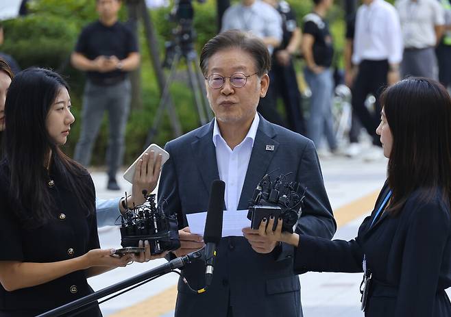 쌍방울 그룹의 대북송금 의혹과 관련해 피의자 신분으로 수원지검에 출석한 이재명 더불어민주당 대표가 9일 오전 성명서를 읽으며 입장을 발표하고 있다. 윤운식 선임기자