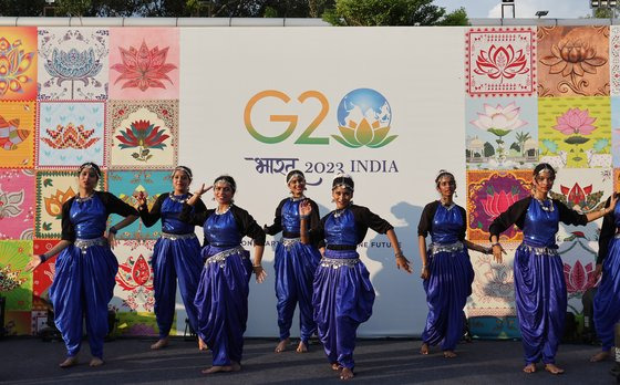 주요 20개국(G20) 회의를 앞두고 8일(현지시간) 인도 뉴델리 팔람 공군공항에서 인도 무용수들이 윤석열 대통령 내외가 도착하자 환영 공연을 펼치고 있다. 연합뉴스