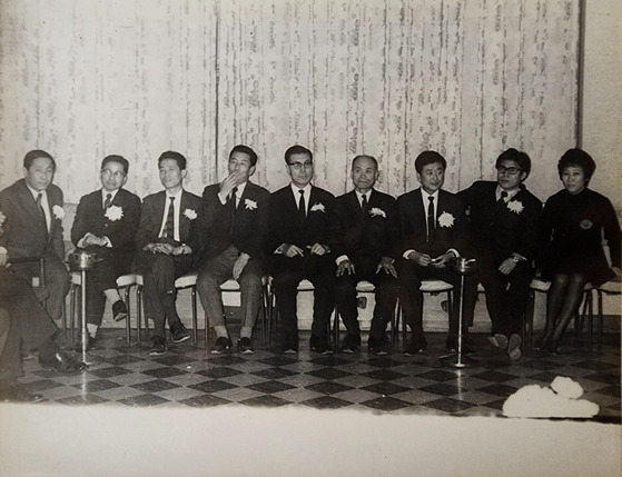 홍익대학교 교수진들과. 1970년대 초, 왼쪽부터 박서보, 한사람 건너 전뢰진, 임완규, 김원, 남관, 조복순, 송수남, 김윤신. [사진 김윤신·황인]