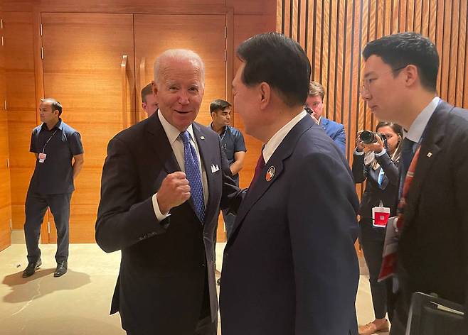 주요 20개국(G20) 정상회의에 참석한 윤석열 대통령과 바이든 미국 대통령이 9일(현지시간) 인도 뉴델리 바라트 만다팜 국제컨벤션센터의 양자회담장 로비에서 만나 대화하고 있다. 대통령실 제공