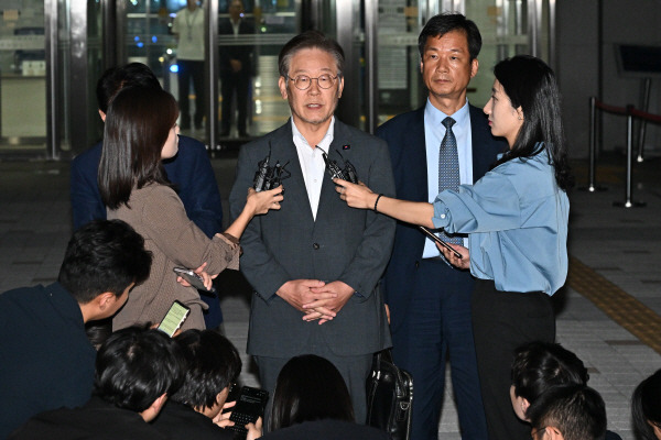 단식 10일 차 더불어민주당 이재명 대표가 ‘쌍방울 그룹 대북 송금’ 의혹 관련 피의자 신분으로 9일 오후 경기도 수원시 수원지방검찰청의 조사를 마치고 취재진의 질문에 답변하고 있다. 다섯 번째 검찰에 온 이 대표는 이날 오전 10시 18분 경 출두해 저녁 9시 43분까지 약 11시간 30분 경의 조사를 받았다. 김정록 기자