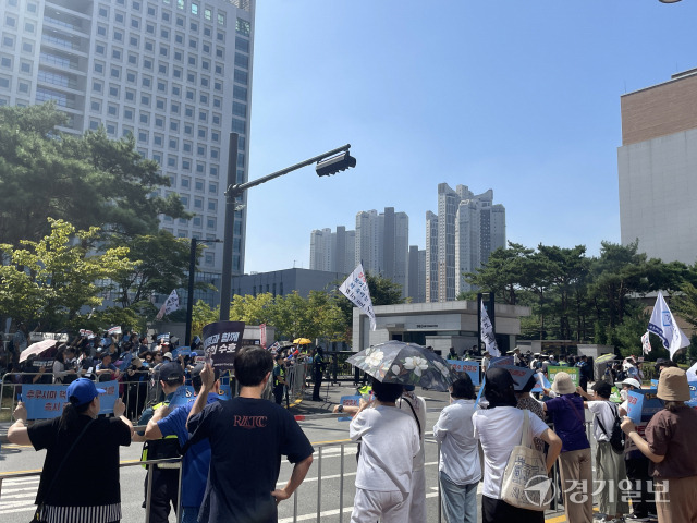 9일 오전 수원지검 앞에서 더불어민주당 이재명 대표의 지지자들이 깃발과 현수막 등을 들고 나섰다. 김은진기자 